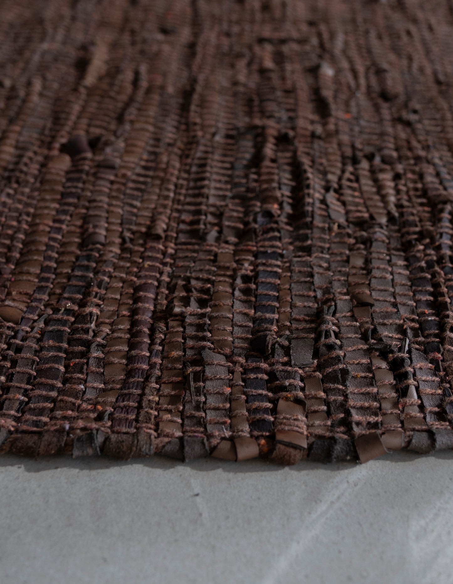 Carpetde Özel El Dokuma Deri Kilim Kahverengi